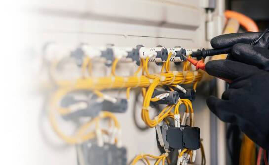 Jak spawanie światłowodów wpływa na jakość internetowych połączeń?