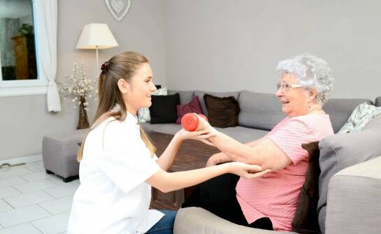 Znaczenie rodzinnej atmosfery w domu opieki z rehabilitacją