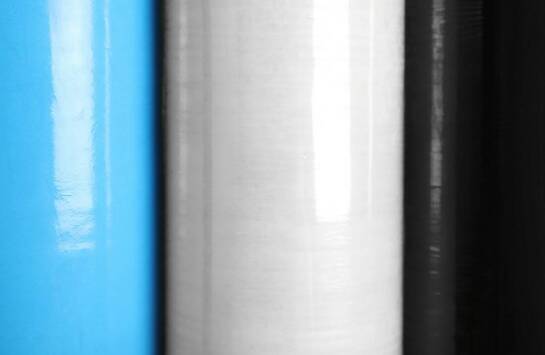 Wybór między folią stretch a folią termokurczliwą – co lepiej sprawdzi się w Twojej firmie?