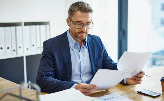 Jakie są etapy przeprowadzania prawnego audytu?