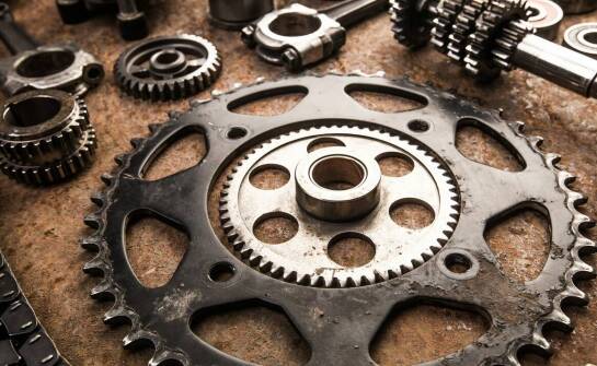 Wpływ projektowania łańcuchowych kół zębatych na niezawodność maszyn