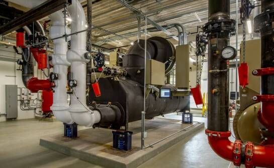 Jak odpowiedni wybór sportowych podłóg wpływa na wszechstronność lodowiska?