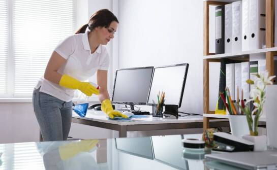 Jak firma sprzątająca dba o czystość w przestrzeniach typu open-space?