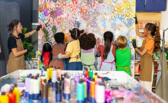 Jak fundacja angażuje się w życie edukacyjnej społeczności?