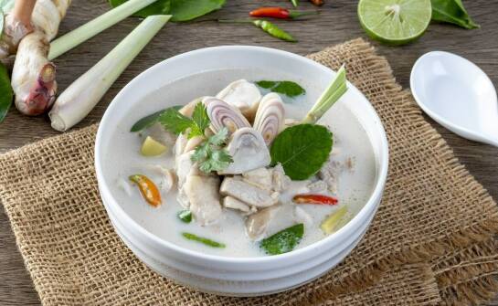 Zupa Tom Khaa Gai: Aromatyczna podróż do wnętrza Tajlandii