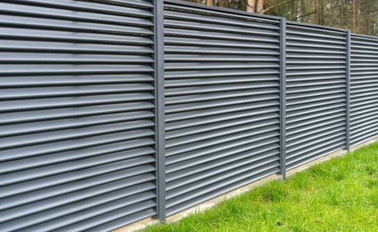 Dlaczego stal jest najlepszym wyborem dla estetycznych i trwałych ogrodzeń?