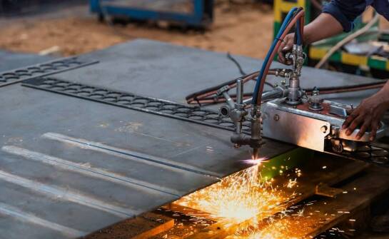 Przemysłowe piaskarki jako narzędzie wsparcia dla ciężkiego przemysłu