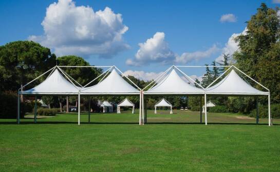 Transport i montaż namiotów: dlaczego warto skorzystać z profesjonalnej usługi?