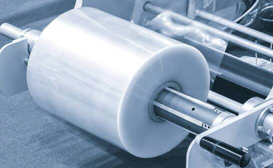 Zastosowanie polietylenowej folii w przemyśle – co oferuje producent folii?