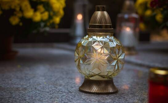 Ekskluzywny znicz jako element ceremonii pamięci – co warto wiedzieć?