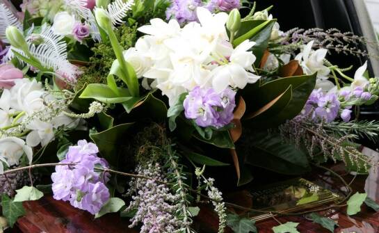 Subtelne kwiatowe aranżacje na stołach podczas styp – akcenty