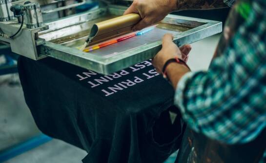 Jak mieszalnia farb do sitodruku wspiera personalizację produktów?