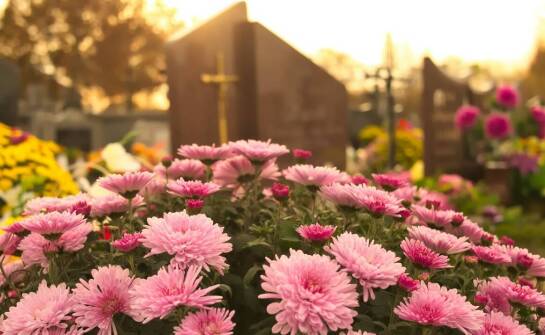 Elementy personalizacji w tworzeniu nekrologów
