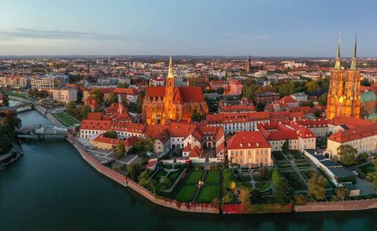 Jak wykorzystać filmy z drona do promocji historycznej architektury