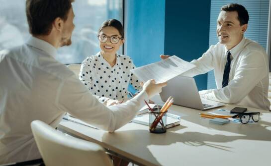 Jak ukraiński tłumacz w Warszawie wspiera proces uzyskiwania karty pobytu?