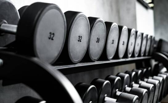 Odważniki na sztangę a rozwój siły dynamicznej – co warto wiedzieć?