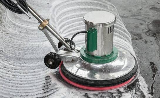 Jakie są kluczowe cechy szorowarek wpływające na ich wydajność?