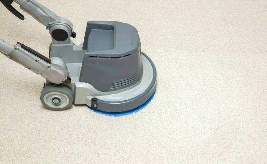 Jakie są najważniejsze kryteria przy wyborze urządzeń do prania wykładzin?