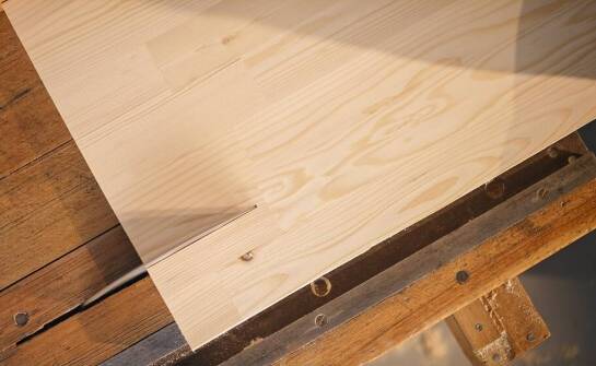 Jakie są najlepsze techniki obróbki blatów sosnowych?