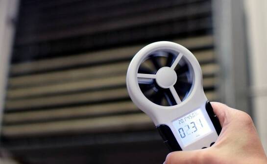 Zastosowanie wiatromierzy w branży budowlanej dla zwiększenia bezpieczeństwa