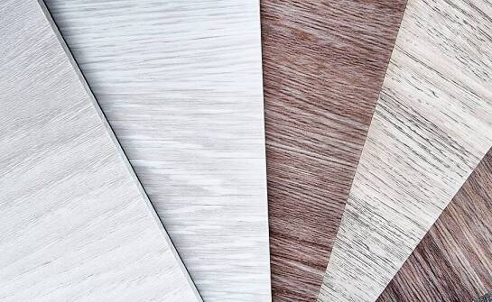 Samoprzylepne płytki winylowe w małych przestrzeniach – jak optycznie powiększyć wnętrze?