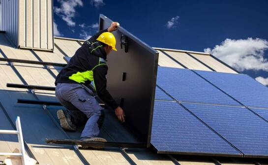 Montage von Gestellen für Photovoltaik-Paneele auf verschiedenen Dachtypen