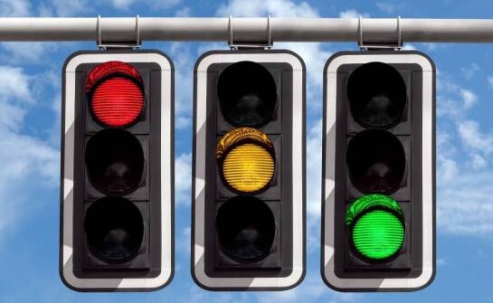 Sterowniki sygnalizacji świetlnej: kluczowe funkcje i możliwości współczesnych rozwiązań