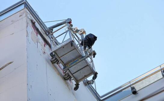 Jakie prace budowlane wymagają użycia rusztowań podwieszanych?