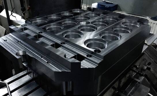 Formy wtryskowe a optymalizacja procesów produkcji kanistrów plastikowych