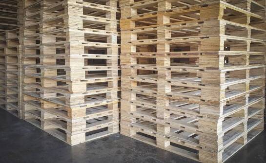 Jakie są wyzwania związane z produkcją palet drewnianych na wymiar?