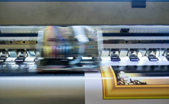 Korzyści z nowoczesnego oklejania witryn dla firm lokalnych w branży reklamowej