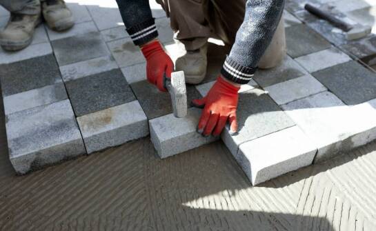 Układanie brukowej kostki przez doświadczonych fachowców