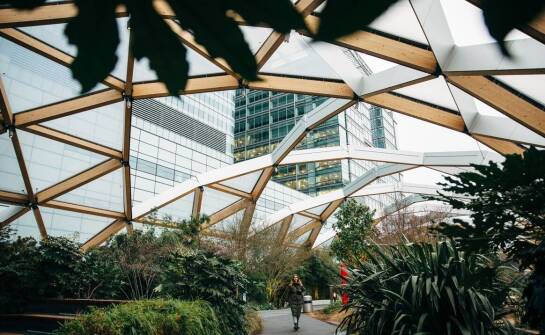 Efektywna reklama w przestrzeni publicznej dzięki drewnianym potykaczom