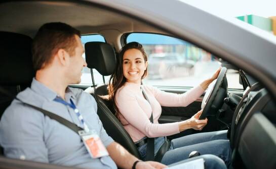 Nowoczesne metody szkolenia w kursach na prawo jazdy z automatyczną skrzynią biegów