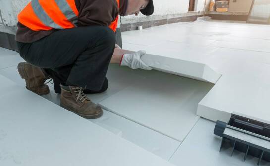 Profesjonalne układanie płytek w magazynach – jakie są korzyści kluczowe?