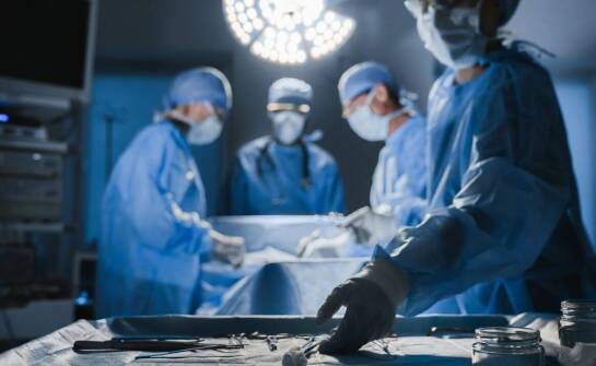 Jakie czynniki wpływają na decyzję o wykonaniu artroskopii?