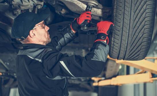 Jak serwis samochodowy wpływa na bezpieczeństwo układu kierowniczego?