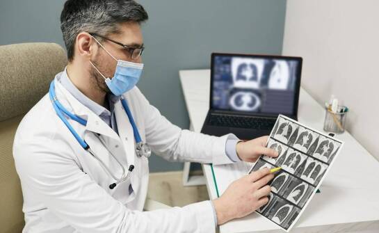 Jakie są standardy opieki zdrowotnej przy wycieku płynu mózgowo-rdzeniowego?