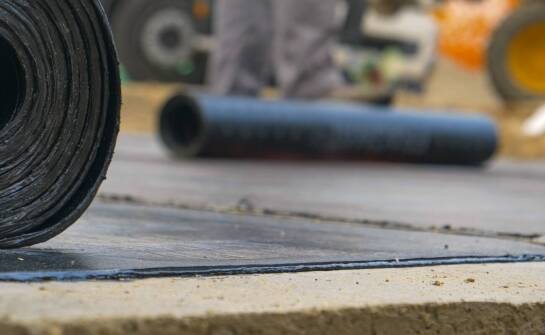 Instalacja systemów odwadniających na płaskich dachach – dlaczego warto zaufać ekspertom?