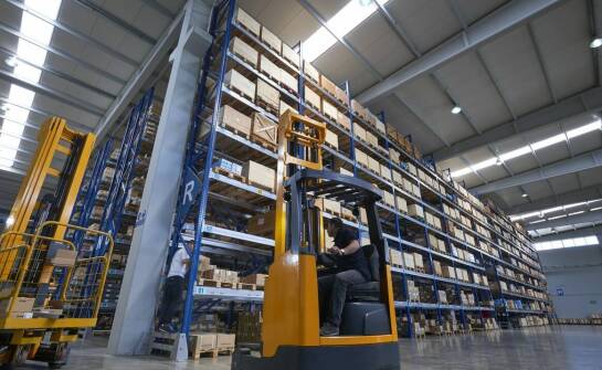 Boczne wózki widłowe a optymalizacja przestrzeni magazynowej