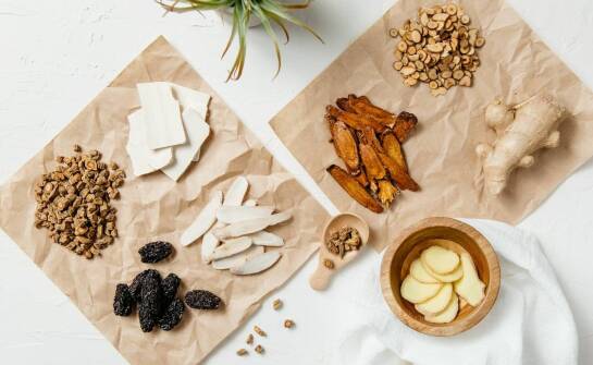 Suplementy na trawienie – co powinny zawierać, aby były skuteczne?