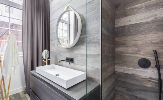 Lustra na wymiar jako sposób na optyczne powiększenie małych pomieszczeń.