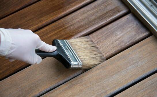 Dlaczego warto zlecić mycie i olejowanie tarasowych desek specjalistom?