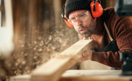 Ochrona wzroku i słuchu – kluczowe elementy wyposażenia dla pracownika