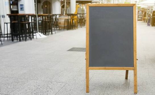 W jaki sposób przyciągnąć uwagę klientów przed lokalem?