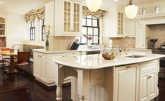 Zalety stosowania frontów frezowanych w przestrzeniach komercyjnych