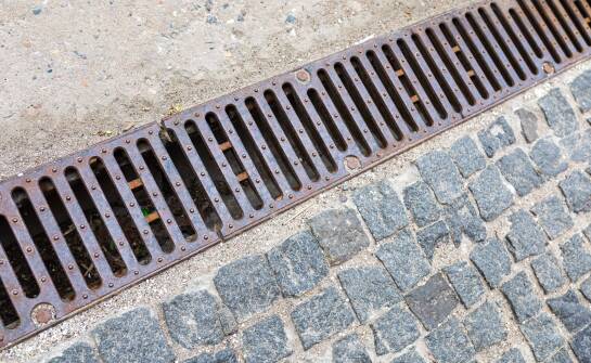 Warum sollte man lineare Entwässerungssysteme in Parkplatzprojekten verwenden?