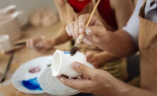 Tworzenie unikalnych naczyń podczas warsztatów ceramicznych dla dorosłych