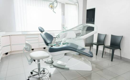 Dlaczego warto wybrać gabinet specjalizujący się w stomatologii mikroskopowej?