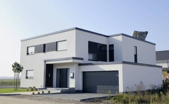 Polnische Fenster aus PCW und Aluminiumtüren – das ideale Duo für moderne Häuser